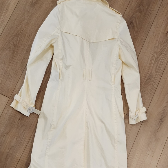 Burberry Elegant Cream Double-Breasted Trench Coat - Picture 7 of 8